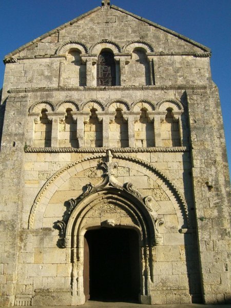 eglise de CHAMPAGNOLLES façade de l'église de CHAMPAGNOLLES