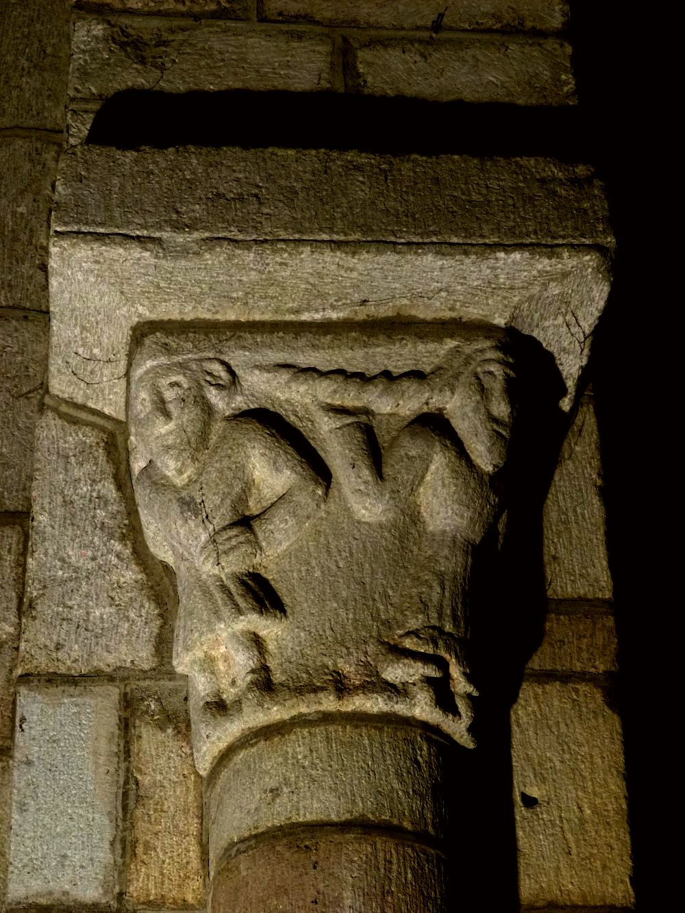 chapiteaux romans de l'église de MENET en Auvergne
