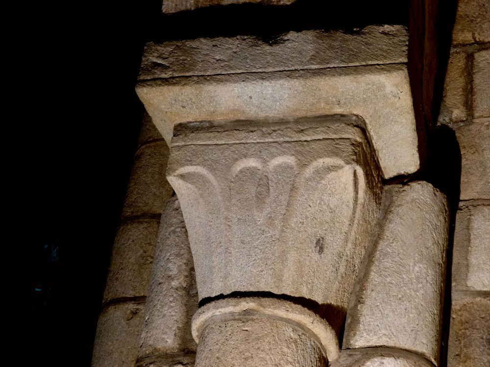 Chapiteaux romans église de MENET en Auvergne